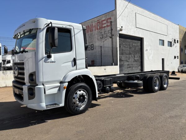 VOLKSWAGEN 24.250 CNC 2011